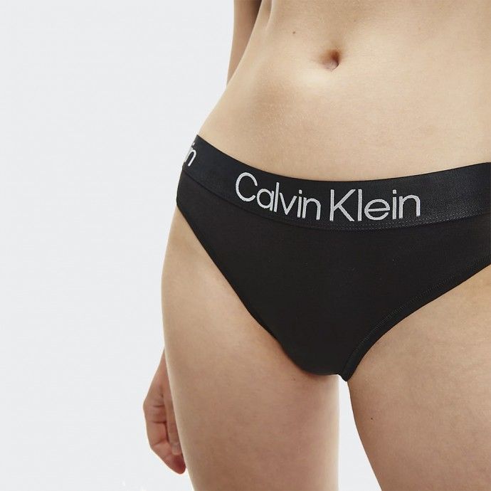 Calvin Klein lança coleção de cuecas femininas em sua linha