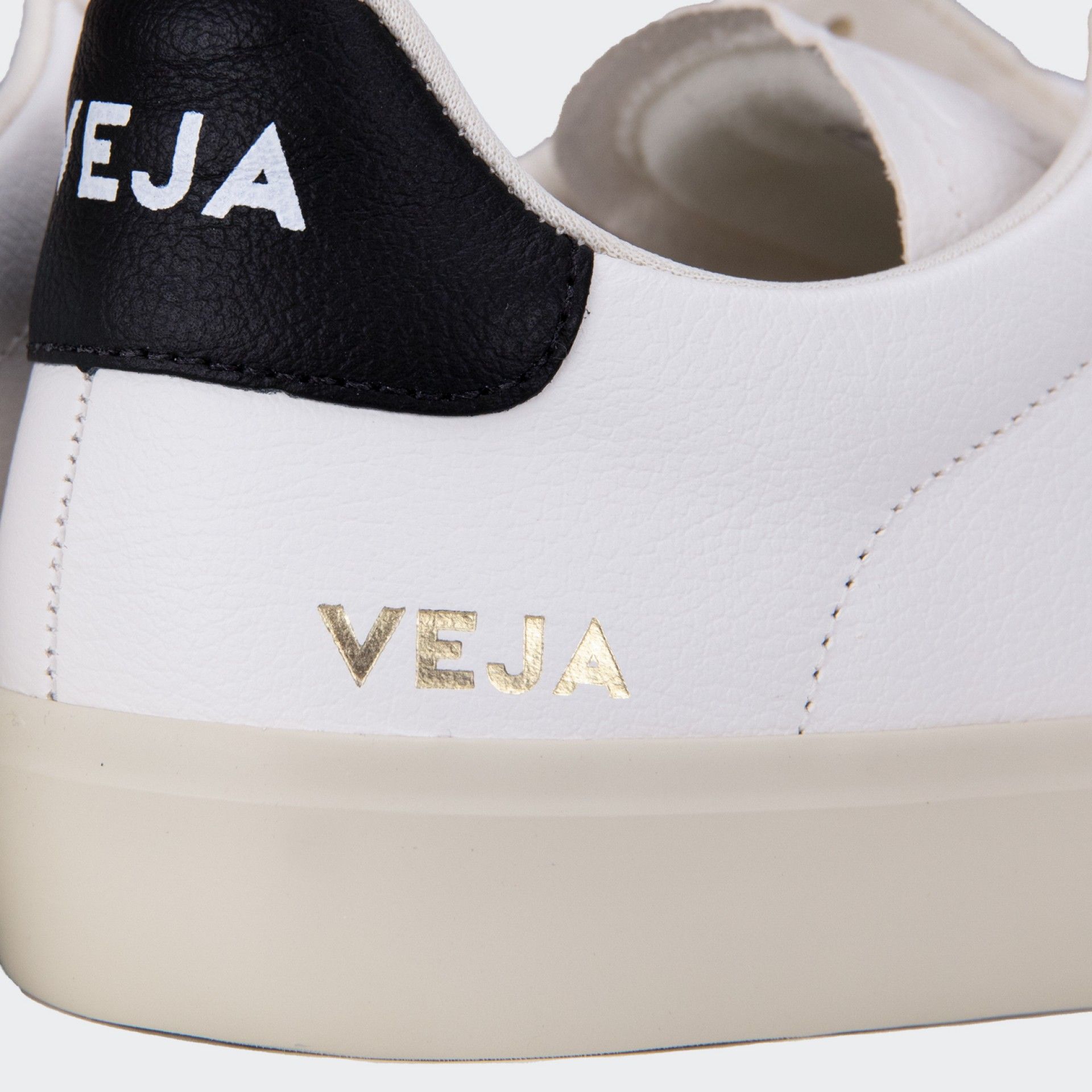 Zapatillas de piel Veja Campo