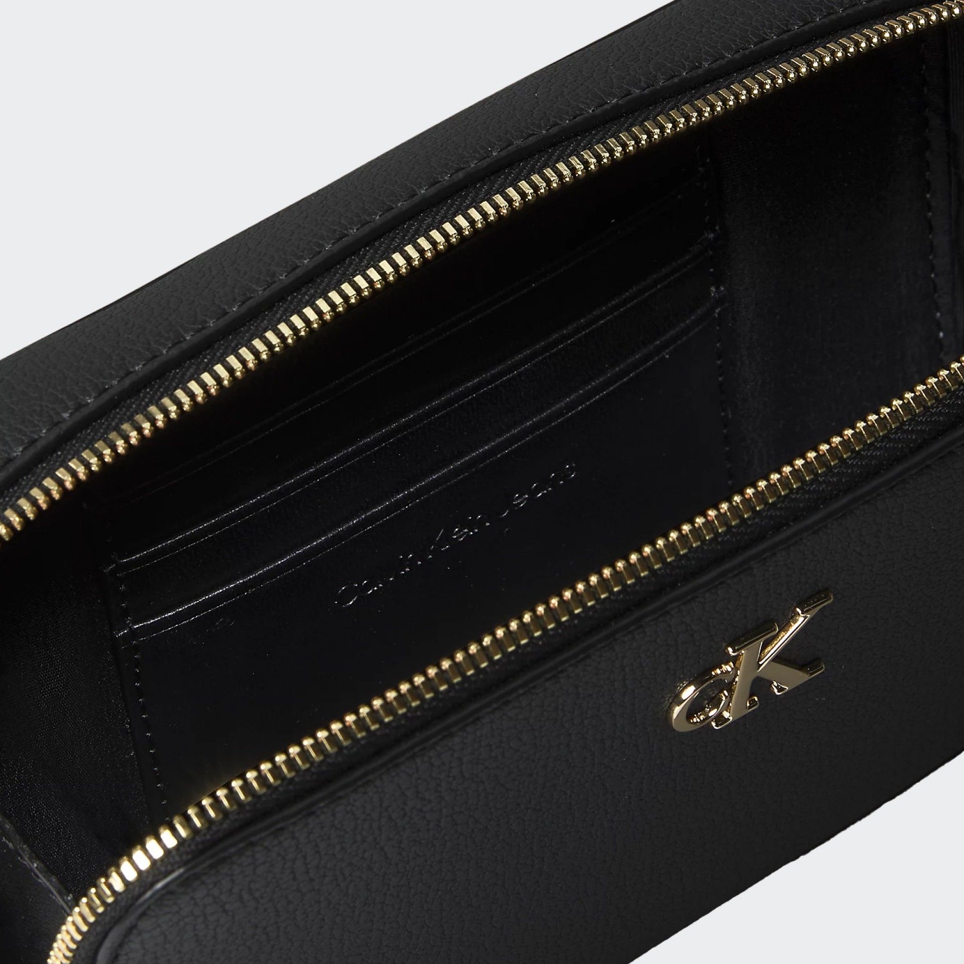 Bolso bandolera con logotipo dorado de Calvin Klein