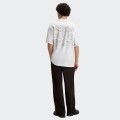 T-shirt com logtipos colegiais Hugo