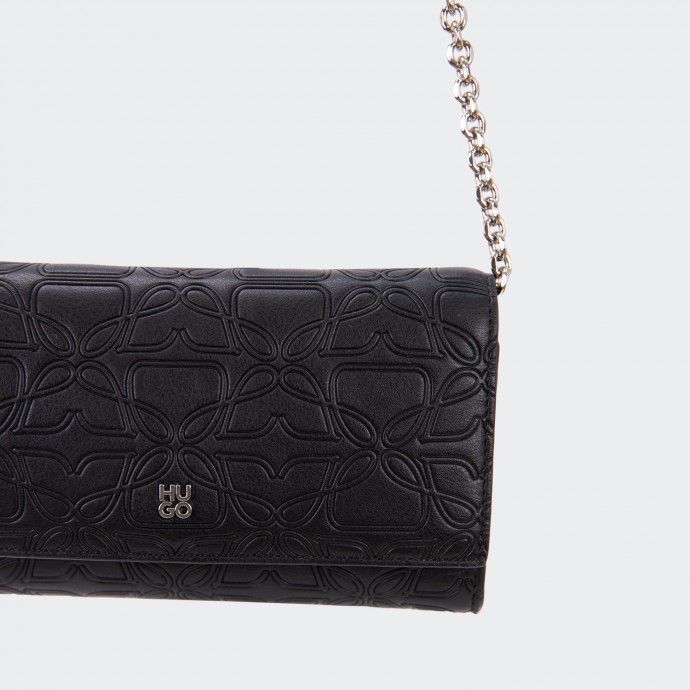 Bolso bandolera con monograma en relieve de Hugo