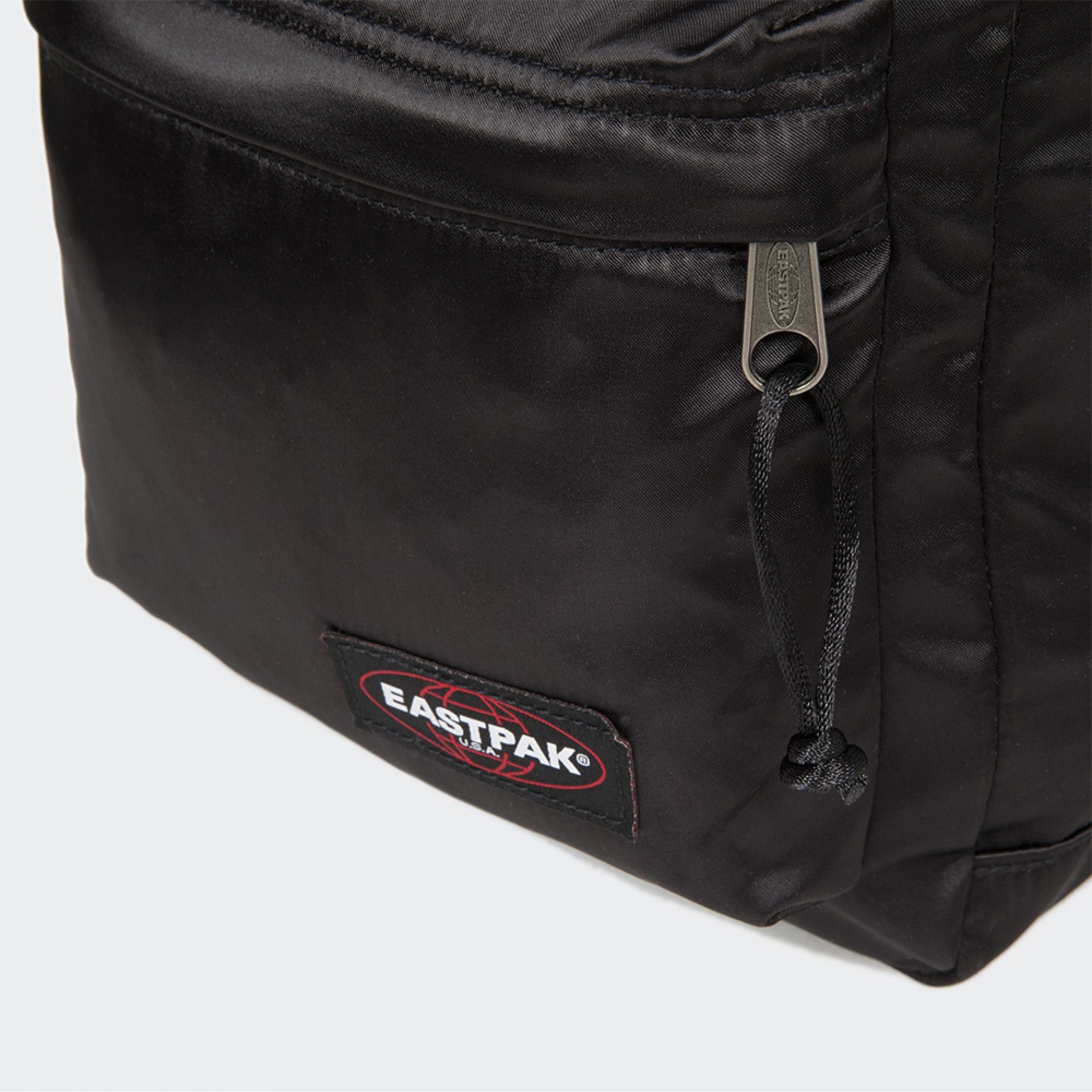 Mochila pequeña Eastpak LITT de satén negro