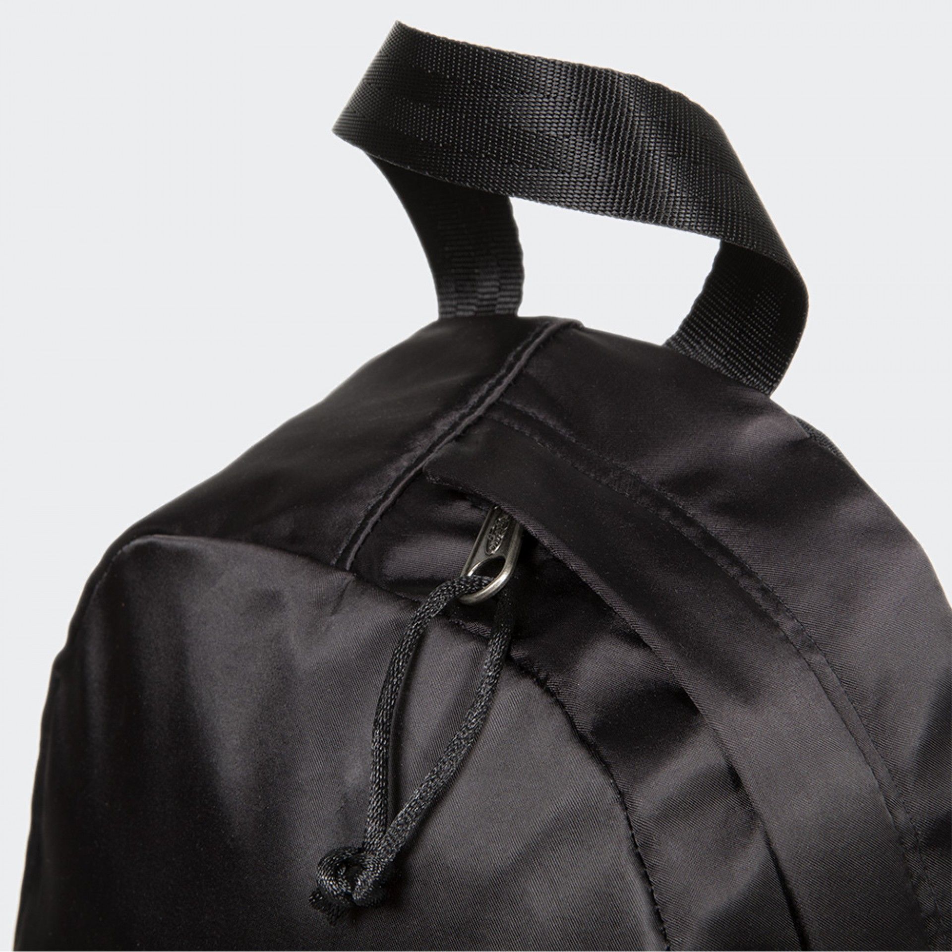 Mochila pequeña Eastpak LITT de satén negro