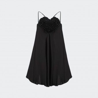 Vestido corto de sat�n fluido con detalle de coraz�n en la parte delantera y finos encajes  