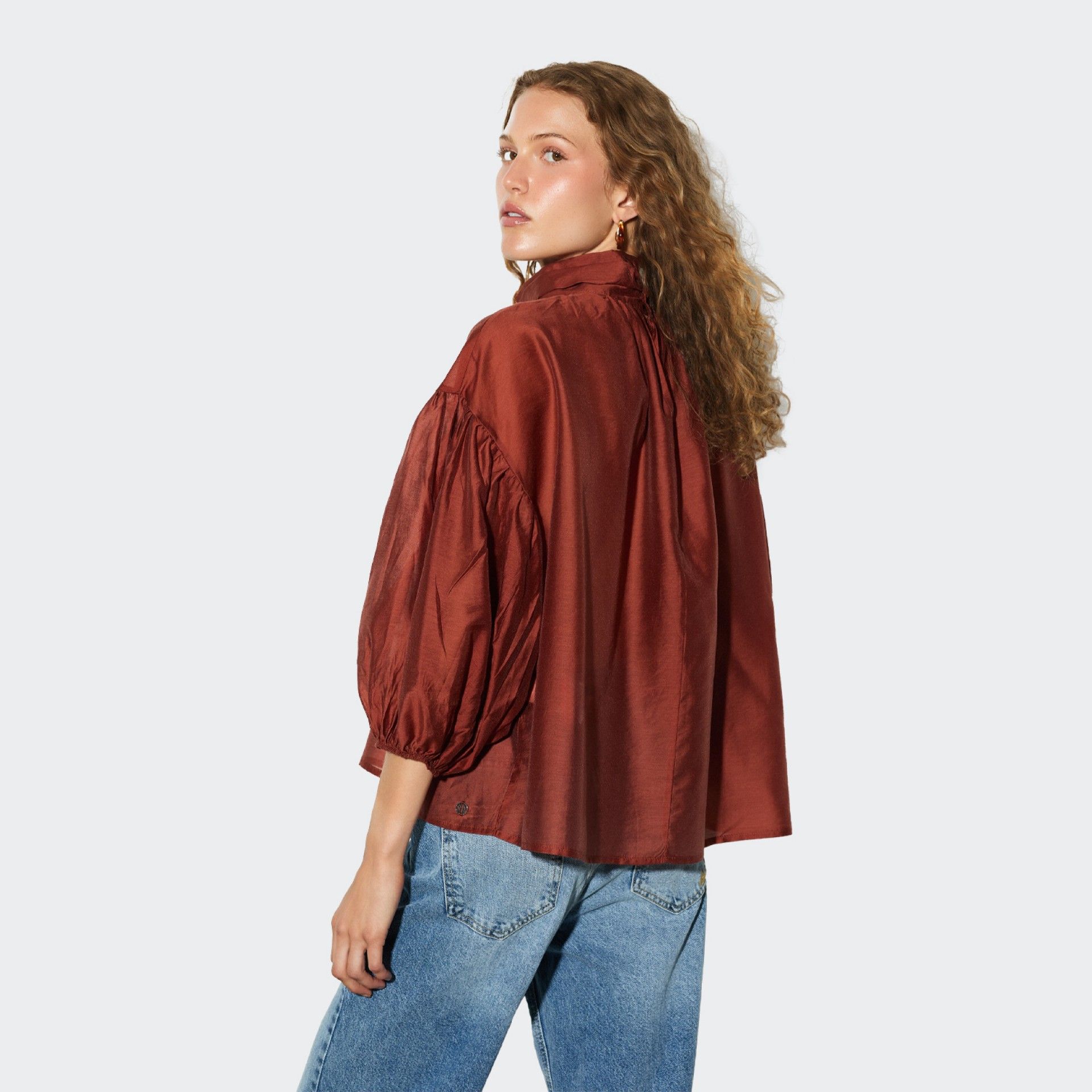 Blusa BSB de cuello alto y mangas voluminosas