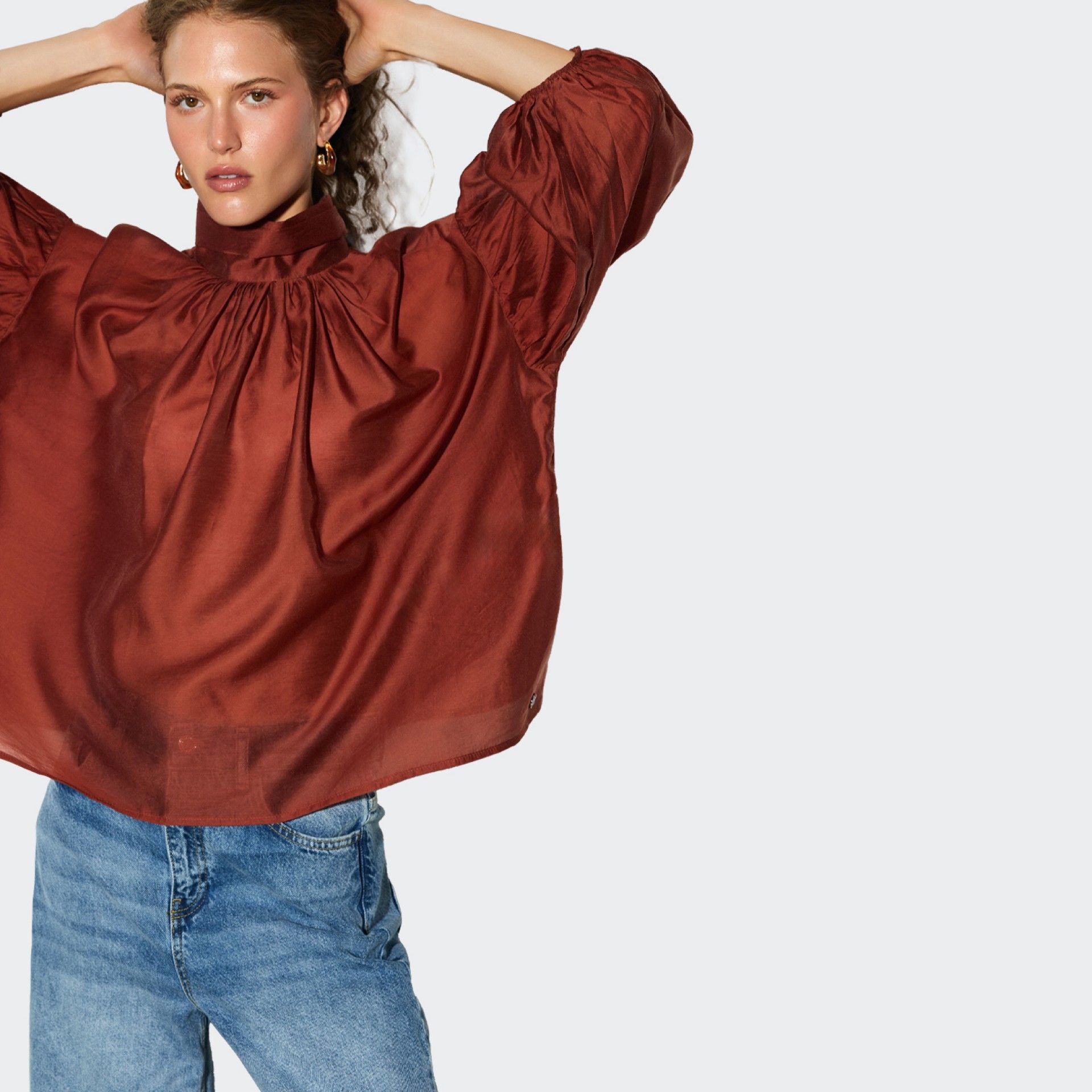 Blusa BSB de cuello alto y mangas voluminosas