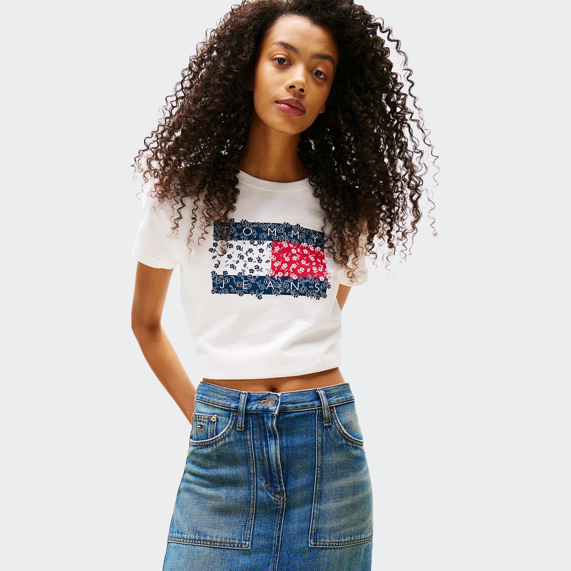 Camiseta con logotipo floral de Tommy Jeans
