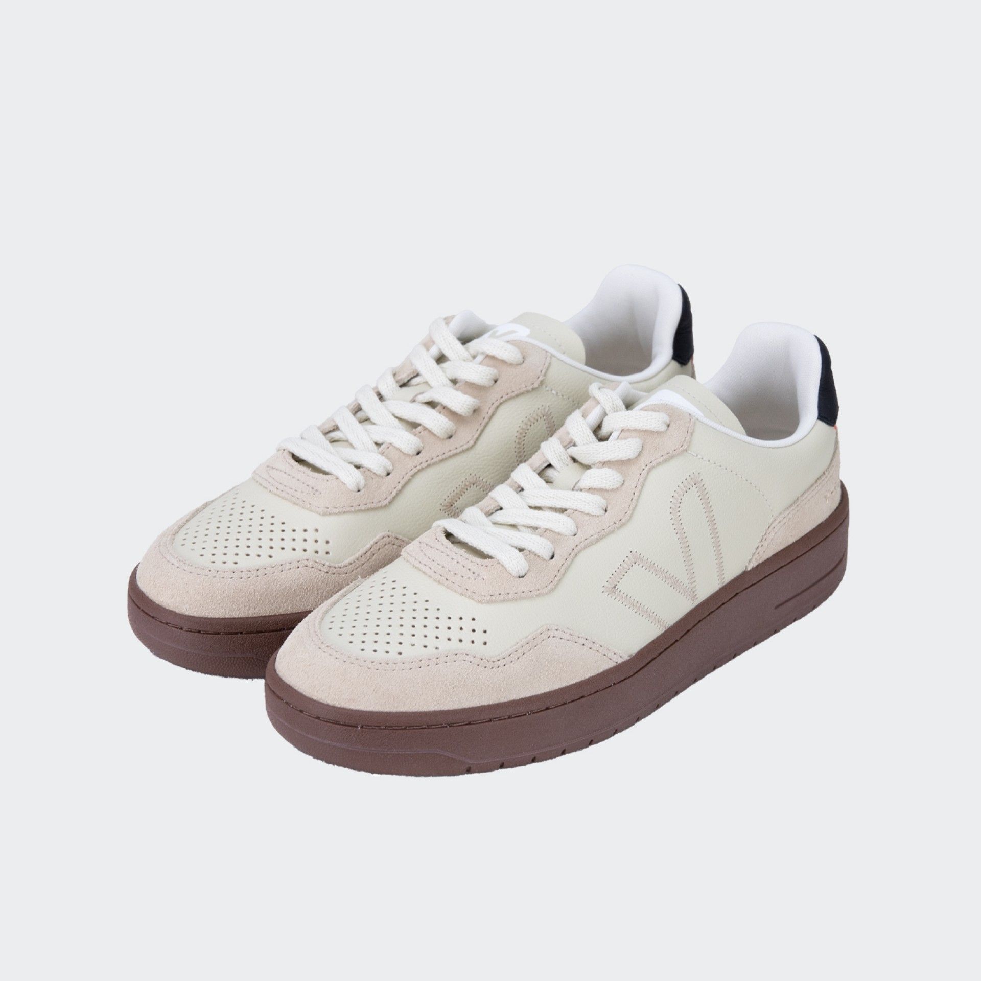 Zapatillas Veja V-90 Piel Beige Almendra Negro