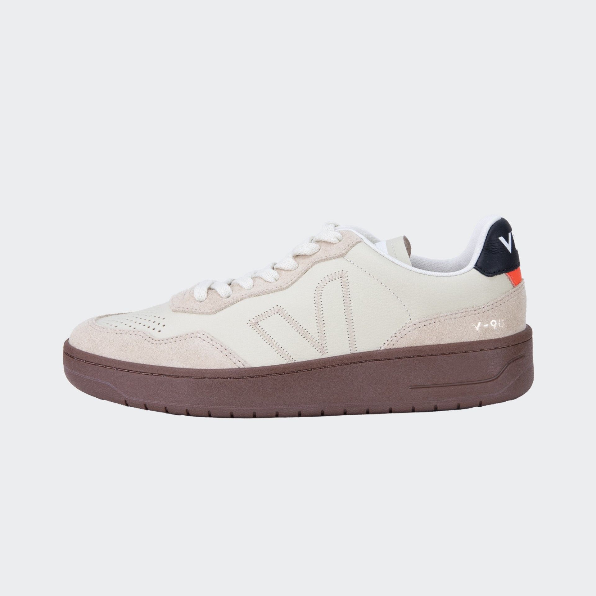 Zapatillas Veja V-90 Piel Beige Almendra Negro