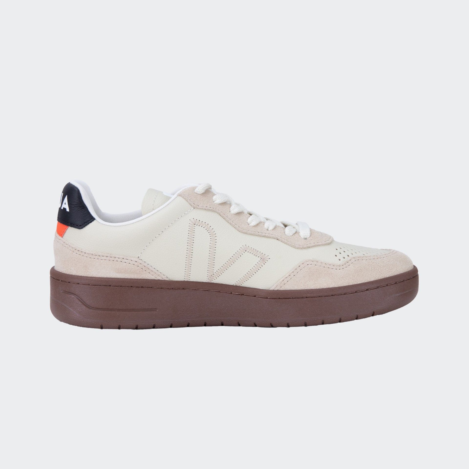 Zapatillas Veja V-90 Piel Beige Almendra Negro